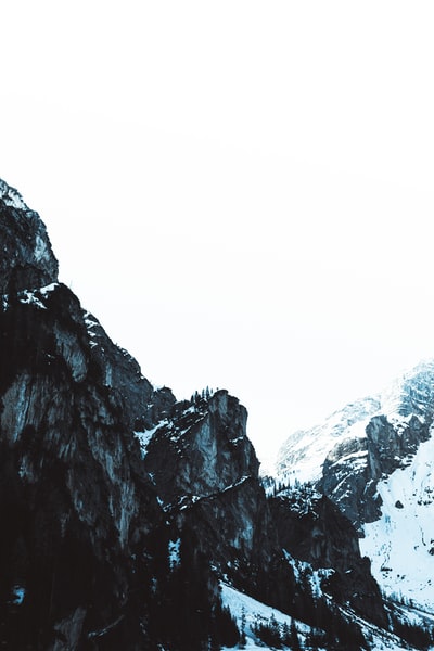 在冬季摄影陡的岩石山脉
